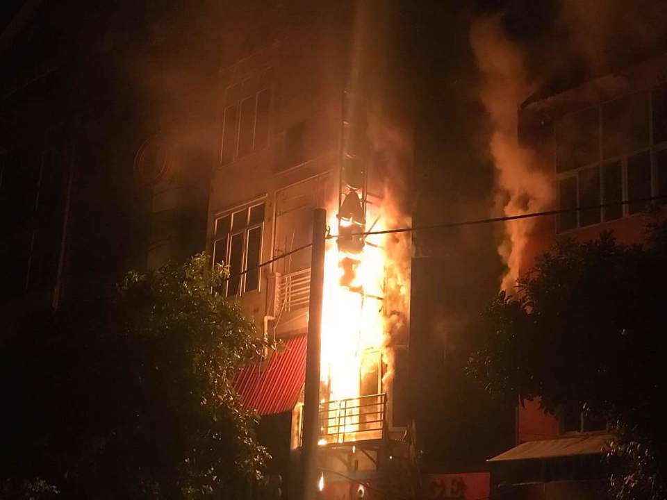 Hà Nội: Cháy lớn ở quán karaoke trên đường Văn Tiến Dũng - Ảnh 2