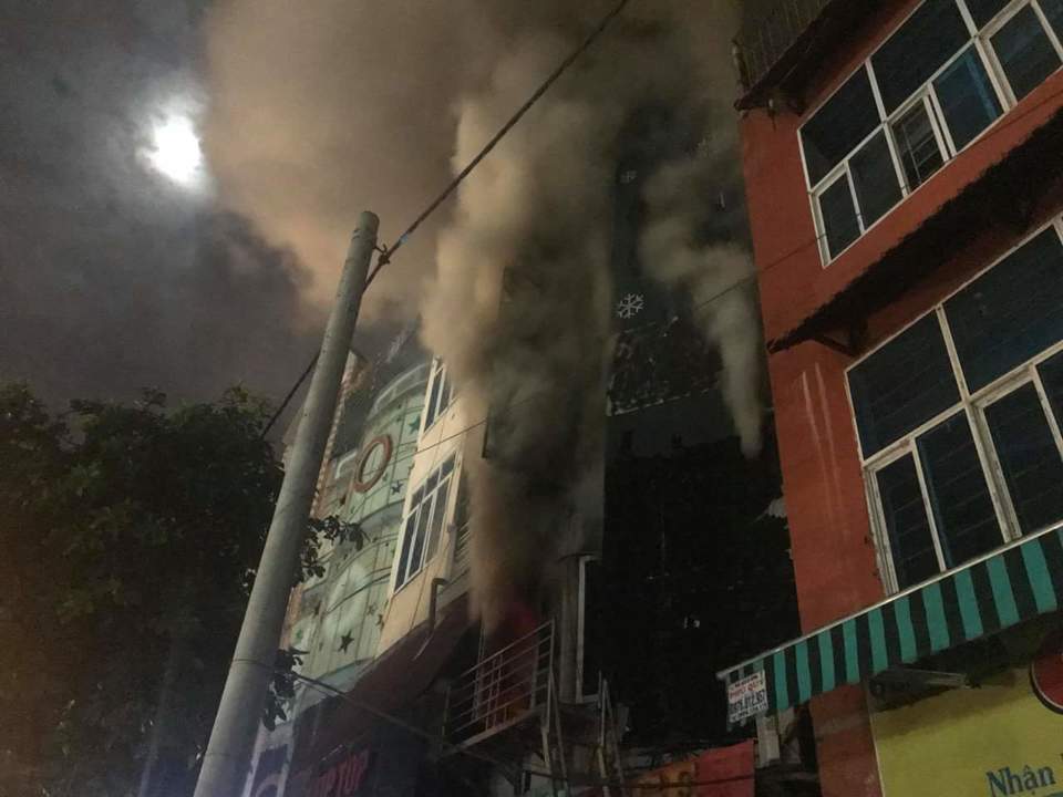 Hà Nội: Cháy lớn ở quán karaoke trên đường Văn Tiến Dũng - Ảnh 4