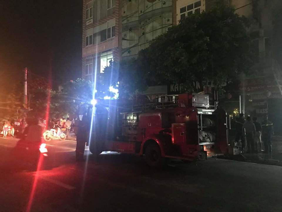 Hà Nội: Cháy lớn ở quán karaoke trên đường Văn Tiến Dũng - Ảnh 3
