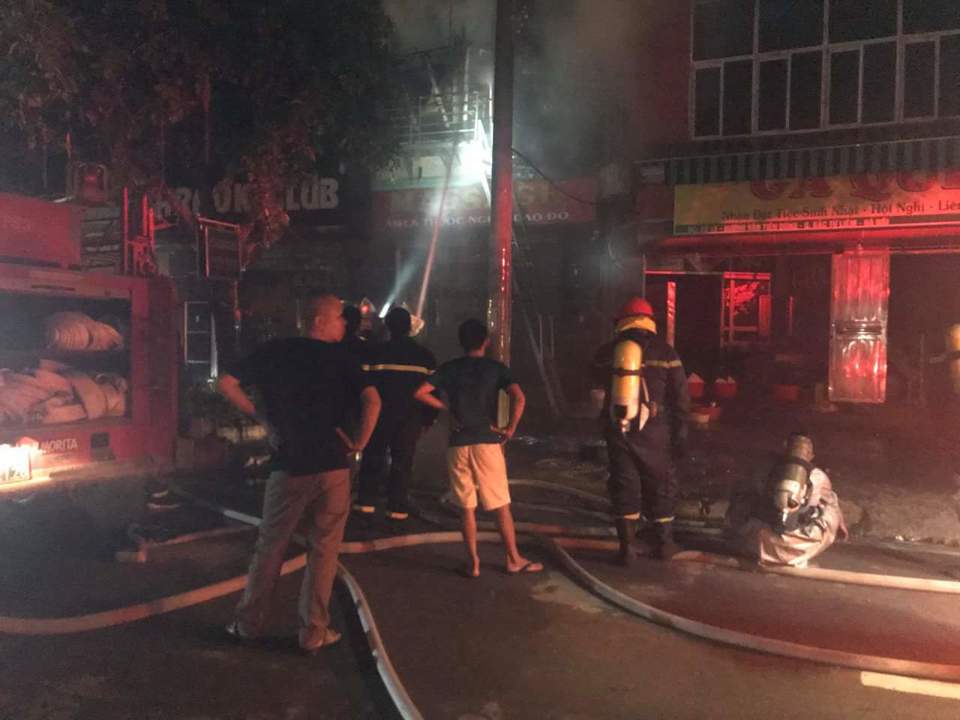 Hà Nội: Cháy lớn ở quán karaoke trên đường Văn Tiến Dũng - Ảnh 5