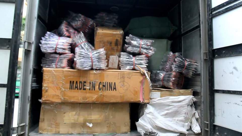 Hà Nội: Tạm giữ hơn 6000 sản phẩm giày, túi xách... không rõ nguồn gốc - Ảnh 4