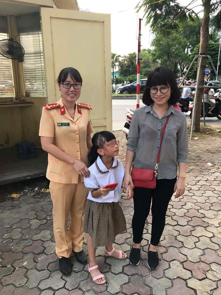 Hà Nội: Nữ cảnh sát giao thông giúp cháu bé bị lạc tìm được mẹ - Ảnh 2