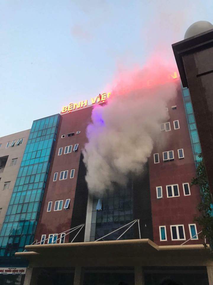 Hà Nội: Cháy tại Bệnh viện Bưu điện, nhiều người hoảng sợ - Ảnh 1