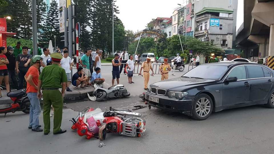 Hà Nội: "Xế hộp" BMW đâm liên hoàn trên đường Nguyễn Trãi, 2 cháu bé thị thương - Ảnh 2