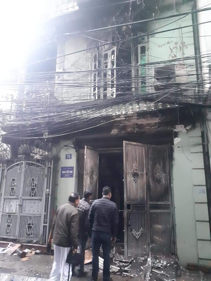 Hà Nội: Điều tra nguyên nhân vụ cháy  nhà 4 tầng trên phố Pháo Đài Láng khiến 2 người bị thương - Ảnh 3