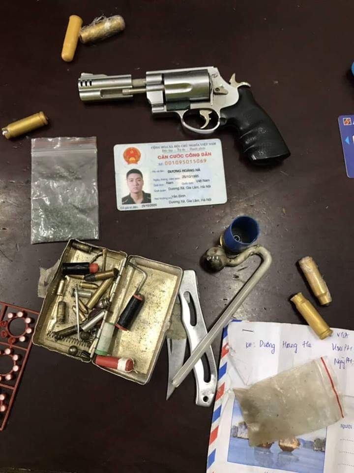 Hà Nội: CSGT phát hiện nam thanh niên 9X mang theo súng côn quay - Ảnh 1