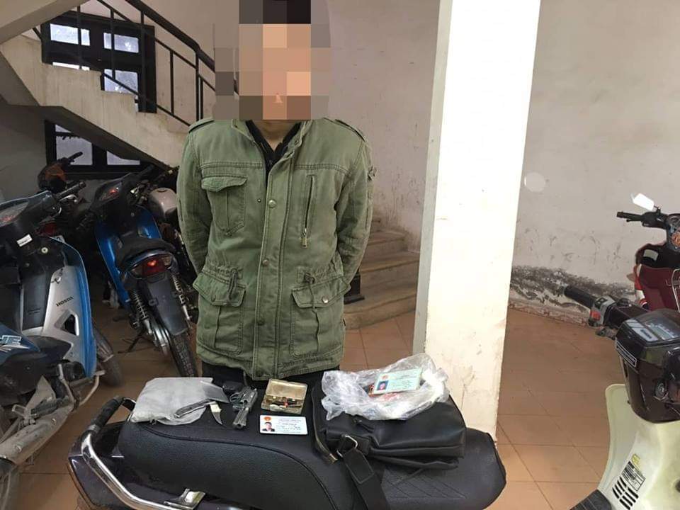 Hà Nội: CSGT phát hiện nam thanh niên 9X mang theo súng côn quay - Ảnh 2