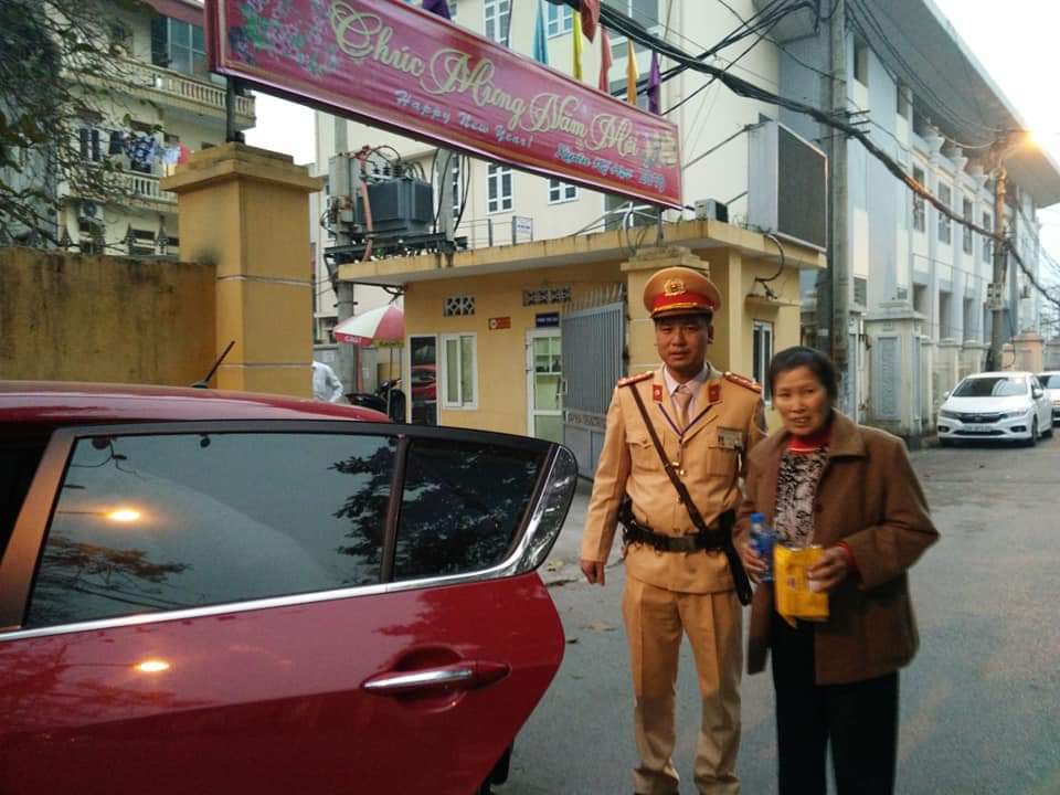 Hà Nội: CSGT dùng xe cá nhân đưa bà cụ lạc đường về Hưng Yên đón Tết - Ảnh 1