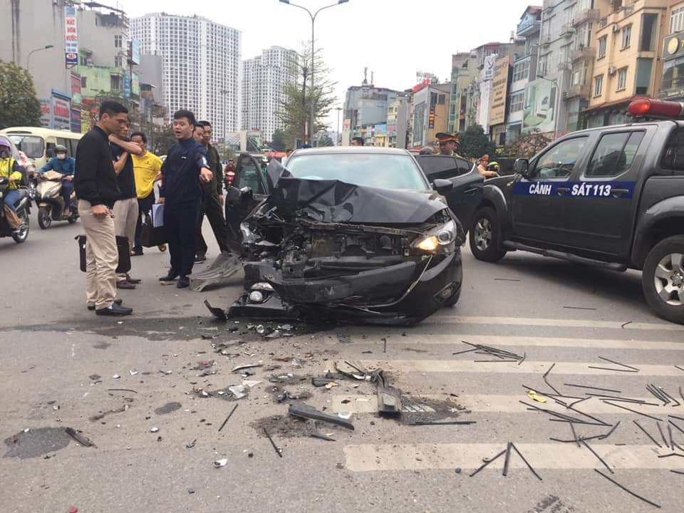 Ô tô mazda đâm liên hoàn trên đường Trường Chinh, 3 người bị thương - Ảnh 2