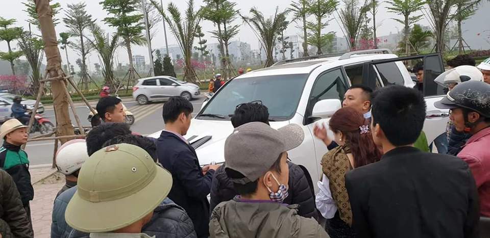 Hà Nội: Nam thanh niên táo tợn đập kính ô tô Lexus 570 trộm cắp tài sản - Ảnh 2