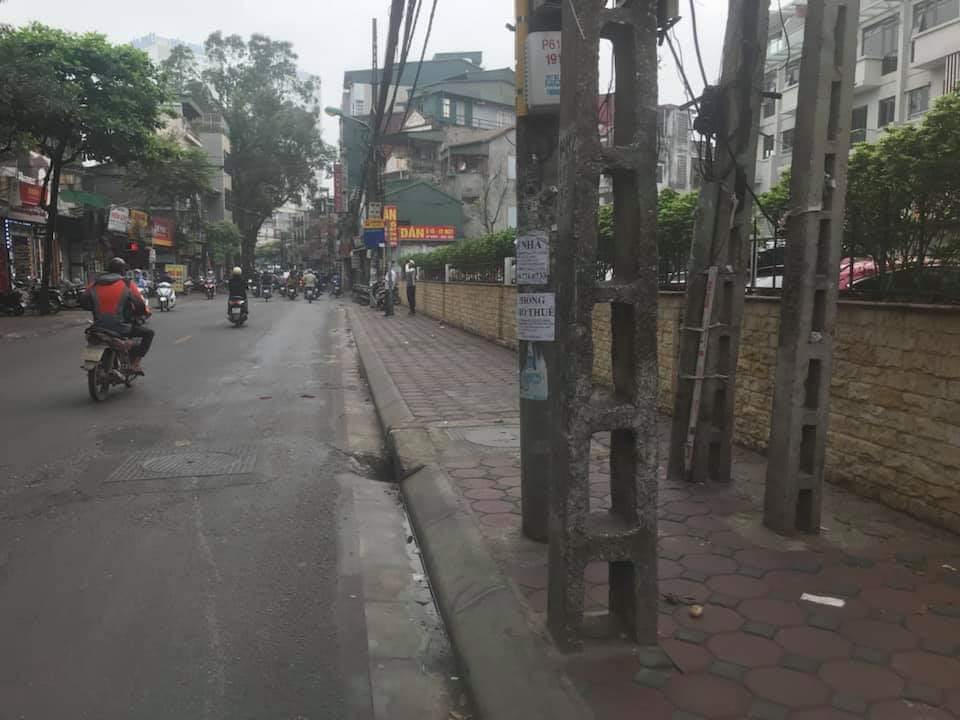 Hà Nội: Hoảng hốt phát hiện người phụ nữ tử vong cạnh xe máy bên đường - Ảnh 1