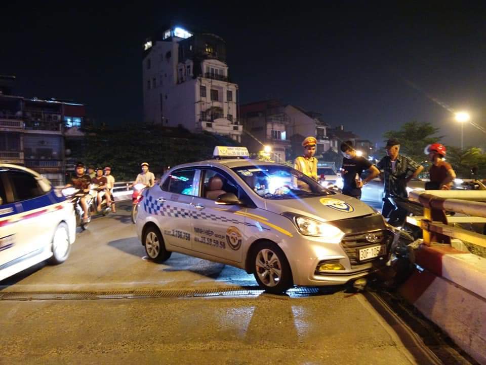 Hà Nội: Taxi bất ngờ đâm vỡ thành cầu Chương Dương - Ảnh 1
