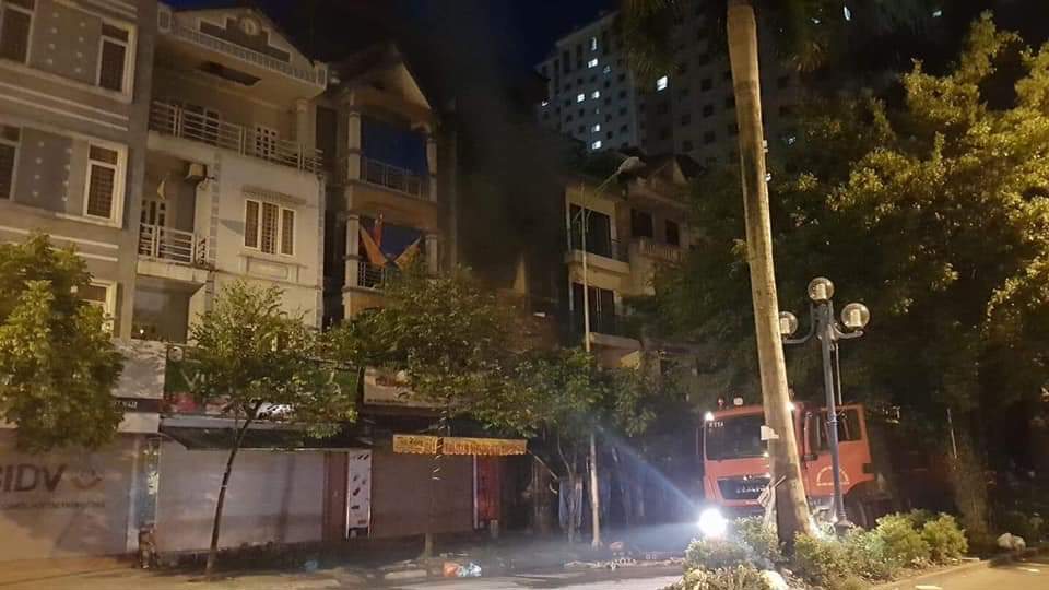 Hà Nội: Nhà liền kề 4 tầng ở Hà Đông bốc cháy dữ dội trong đêm khuya - Ảnh 4