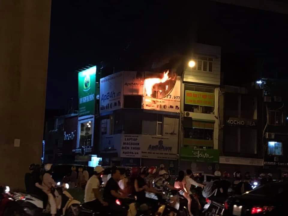 Cửa hàng máy tính, điện thoại cháy dữ dội trên phố Thái Hà - Ảnh 1