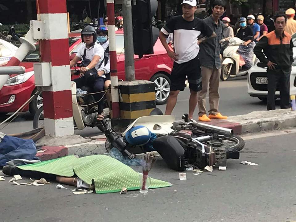 Hà Nội: Xe máy đâm vào trụ cầu vượt Thái Hà, 1 người tử vong - Ảnh 2