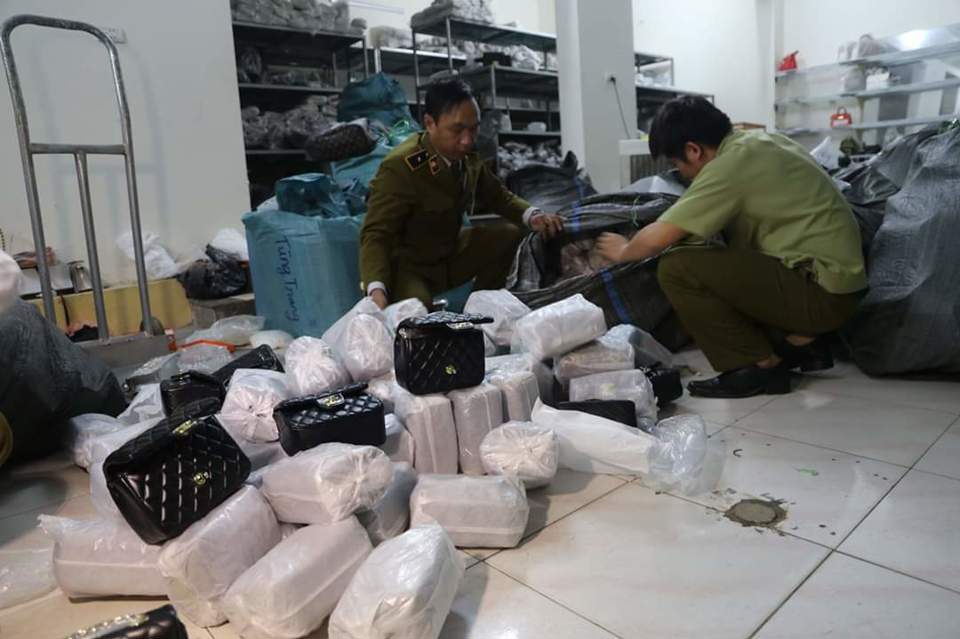 Hà Nội: Phát hiện hơn 1.000 sản phẩm giả nhãn hiệu Dior, Hermes... trong kho hàng ở Phú Xuyên - Ảnh 1