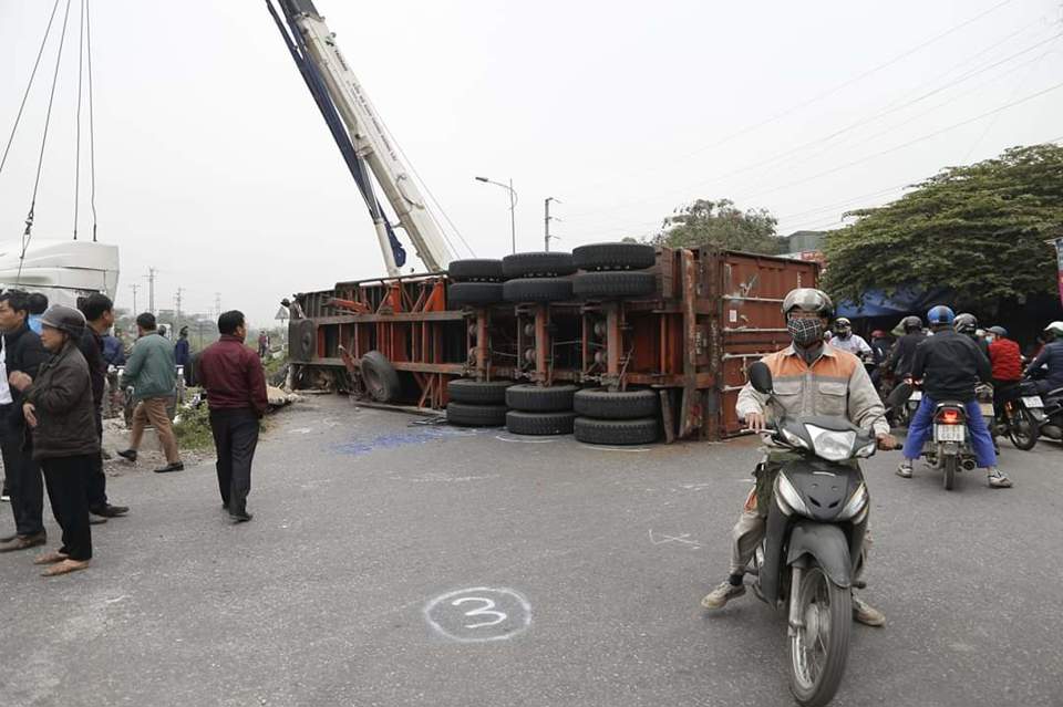 Hà Nội: Kinh hãi xe container bị tàu hỏa đâm đứt đôi ở Thường Tín - Ảnh 2