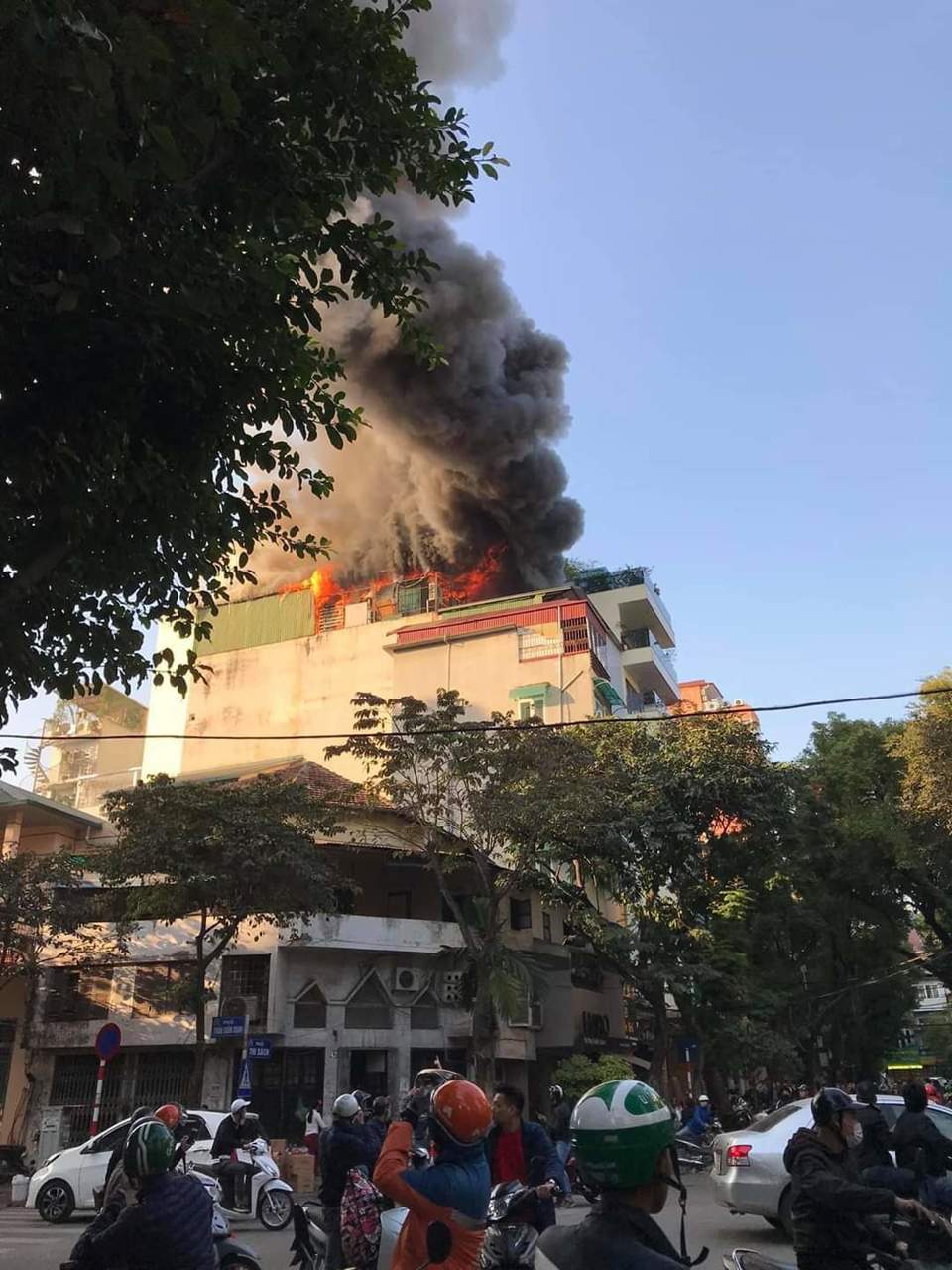 Hà Nội: Cháy lớn ở quán karaoke Nhất Thống trên phố Thi Sách - Ảnh 1