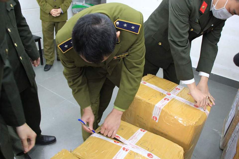 Hà Nội: "Đột kích" cơ sở tích trữ 120 nghìn chiếc khẩu trang y tế để bán ra nước ngoài - Ảnh 1