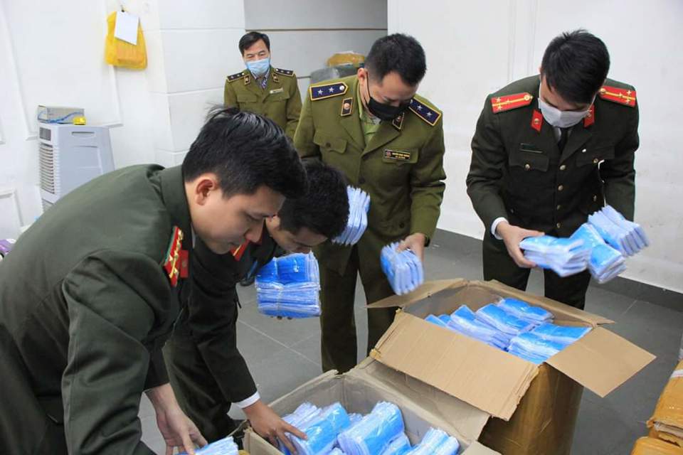 Hà Nội: "Đột kích" cơ sở tích trữ 120 nghìn chiếc khẩu trang y tế để bán ra nước ngoài - Ảnh 2