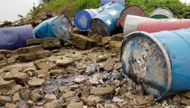 Điều tra vụ hàng chục thùng phuy nghi chứa hóa chất đổ trộm xuống sông Hồng - Ảnh 2
