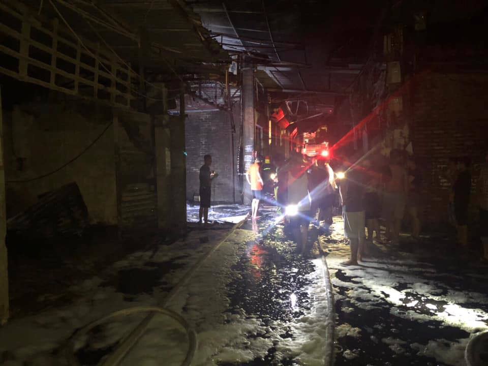 Hà Nội: Cháy lớn xưởng gỗ ở Thạch Thất trong đêm - Ảnh 1