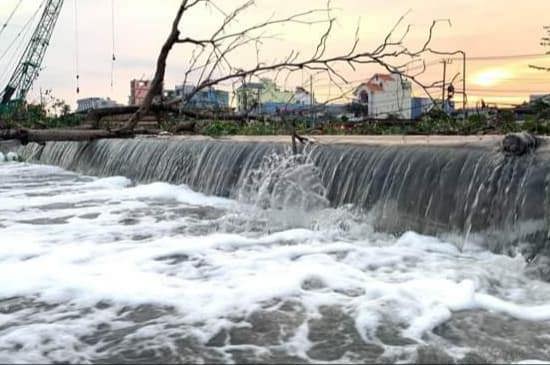 TP Hồ Chí Minh: Triều cường lên 1,68 m làm vỡ bờ bao, nhiều nhà dân quận 8 chìm trong nước - Ảnh 1