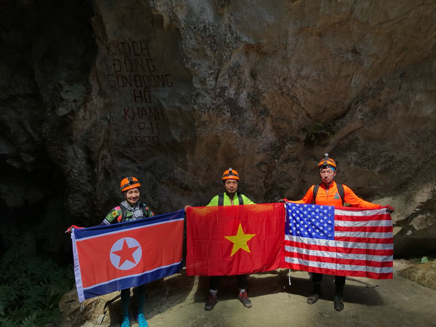 Hình ảnh quốc kỳ Việt - Mỹ - Triều cùng xuất hiện trong hang Sơn Đoòng - Ảnh 2