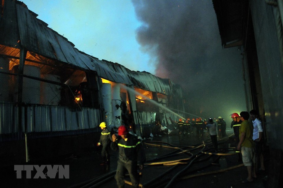 [Photo] Công ty giấy cháy ngùn ngụt trong Khu công nghiệp Vĩnh Lộc - Ảnh 3