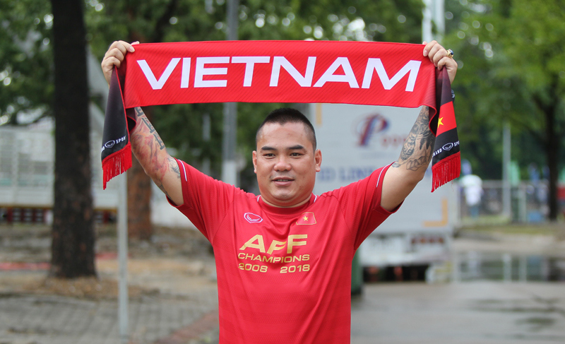 [Ảnh] Người hâm mộ Việt Nam "nhuộm đỏ" sân Thammasat trước giờ bóng lăn - Ảnh 6