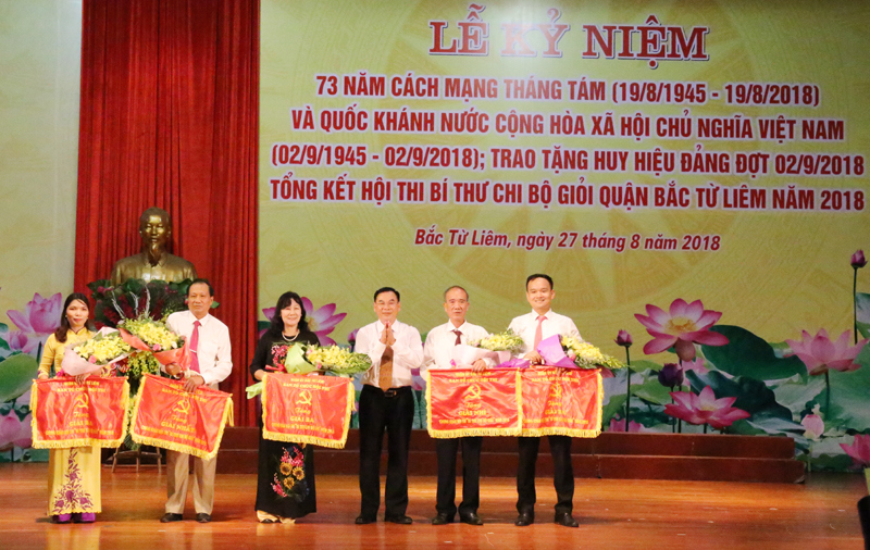 Quận Bắc Từ Liêm trao Huy hiệu Đảng cho 237 đảng viên - Ảnh 2