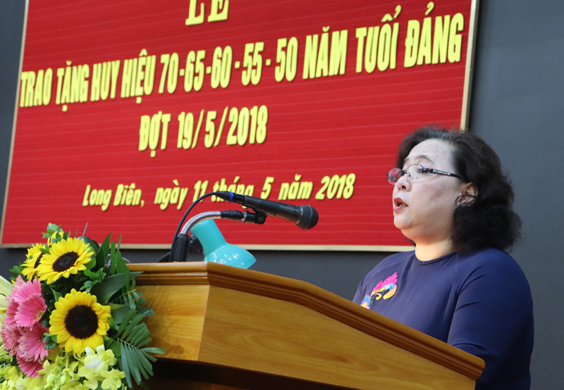 Phó Bí thư Thành ủy Nguyễn Thị Bích Ngọc trao Huy hiệu Đảng tại quận Long Biên - Ảnh 1