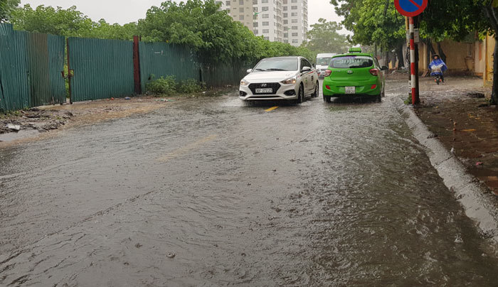 Hà Nội: Mưa sầm sập, gió quật mạnh, cây đổ, một số tuyến phố ngập sâu - Ảnh 10