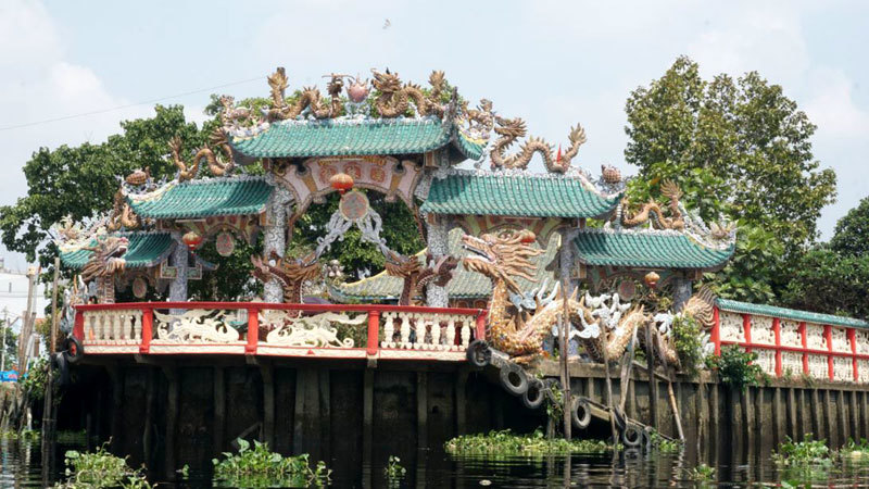 [Ảnh] Đi đò chiêm ngưỡng ngôi miếu độc đáo giữa sông ở Sài Gòn - Ảnh 2