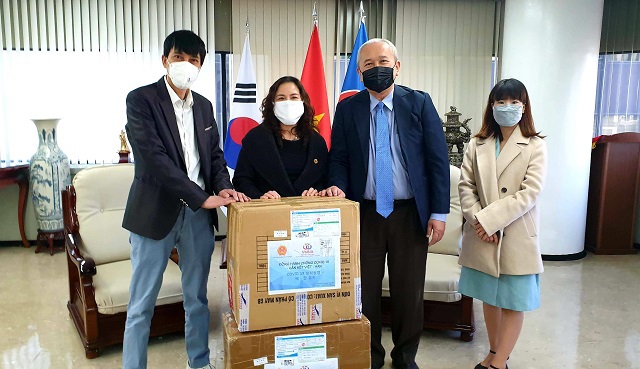 VKBIA và VKEIA tặng khẩu trang cho cộng đồng người Việt Nam tại Hàn Quốc - Ảnh 1