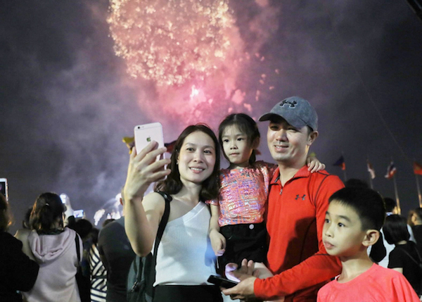 TP Hồ Chí Minh rực sáng pháo hoa chào đón năm mới 2020 - Ảnh 5