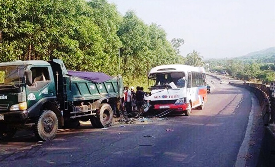 Bình Định: Xe tải đối đầu xe khách, 4 người thương vong - Ảnh 1