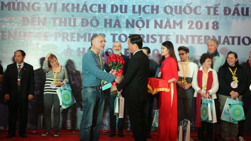 Hà Nội đón du khách quốc tế đầu tiên năm 2018 - Ảnh 1