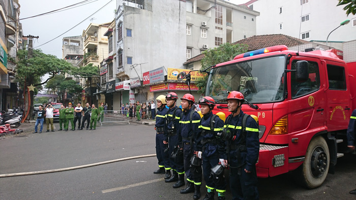 Hà Nội: Cứu 5 người mắc kẹt trong vụ cháy chợ Hà Đông - Ảnh 14