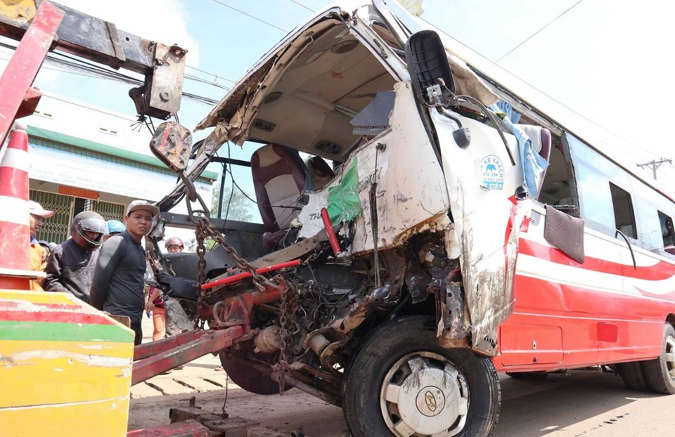 Hiện trường vụ xe khách đâm xe tải thảm khốc ở Lâm Đồng - Ảnh 2