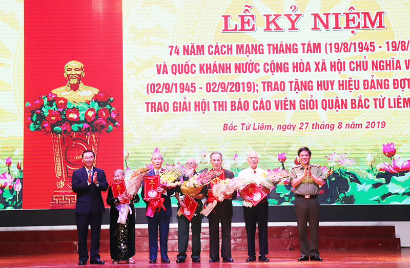 Quận Bắc Từ Liêm trao Huy hiệu Đảng cho 256 đảng viên - Ảnh 1