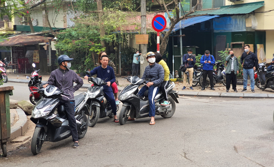 Hà Nội: Người dân phố Trúc Bạch sau nửa ngày cách ly - Ảnh 12
