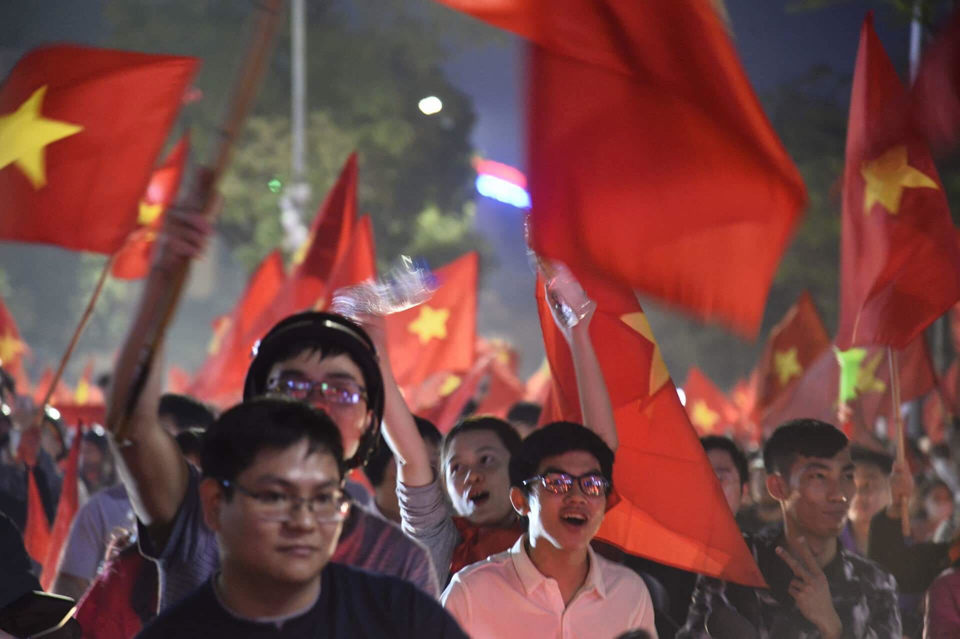 Hà Nội tràn ngập sắc đỏ sau kỳ tích lịch sử của U23 Việt Nam - Ảnh 14