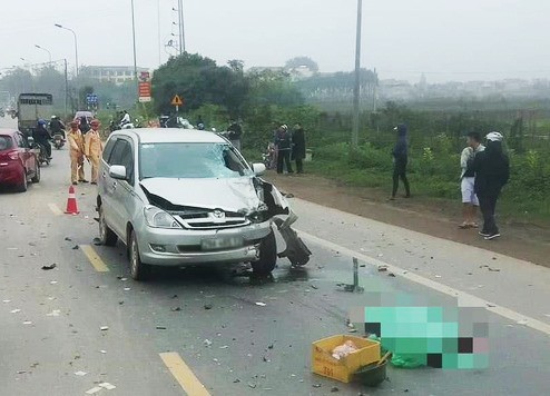 Hà Nội: Ô tô Innova đối đầu xe máy trên Quốc lộ 32, 2 người tử vong - Ảnh 1
