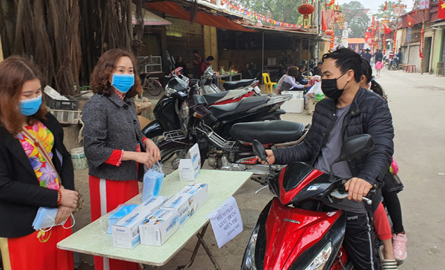 Hà Đông: Phát khẩu trang miễn phí cho người dân phòng dịch bệnh nCov - Ảnh 2