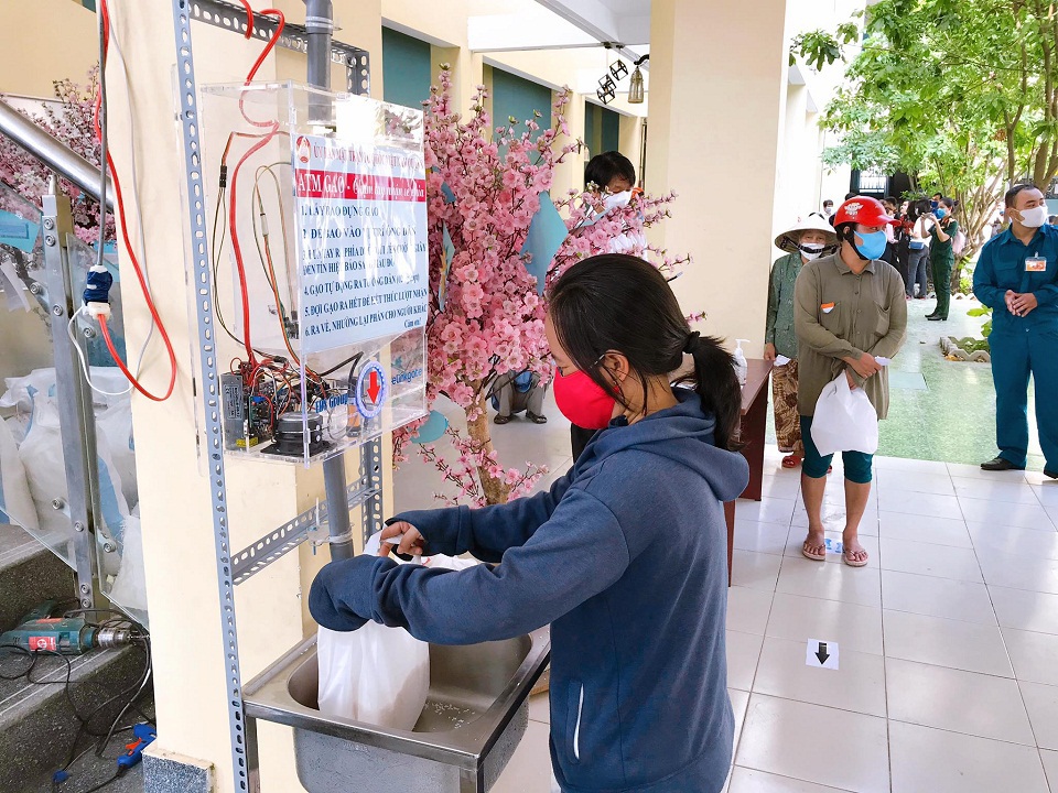 TP Hồ Chí Minh: 'ATM gạo' tiếp tục mang tới những hạt gạo nghĩa tình - Ảnh 3