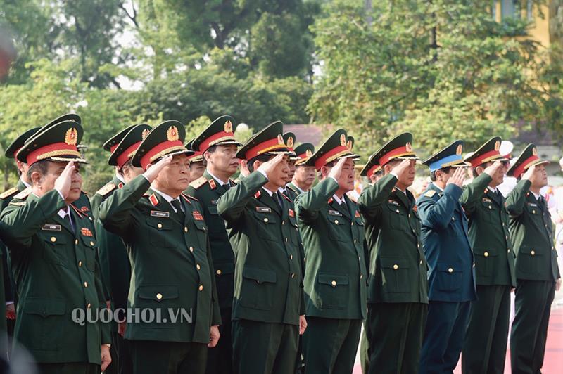 [Ảnh] Các vị đại biểu Quốc hội vào Lăng viếng Chủ tịch Hồ Chí Minh - Ảnh 10