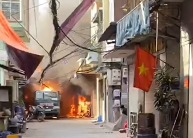 Hà Nội: Nổ khí gas gây cháy lớn trên phố Bùi Ngọc Dương - Ảnh 1