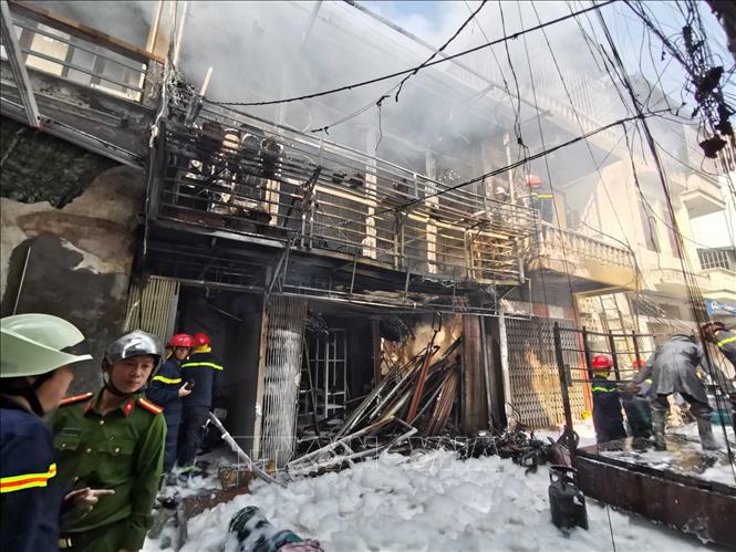 Hà Nội: Nổ khí gas gây cháy lớn trên phố Bùi Ngọc Dương - Ảnh 4