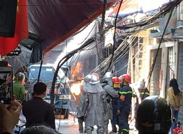 Hà Nội: Nổ khí gas gây cháy lớn trên phố Bùi Ngọc Dương - Ảnh 2